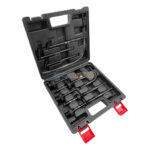 Coffret rigide noir ouvert contenant adaptateurs et embouts pour remplissage d’huile de transmission