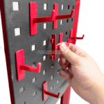 Zoom sur les crochets de fixation rouge sur le panneau perforé du chariot ZERE GA678 pour outils ou accessoires