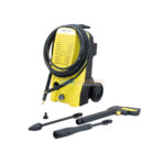 Nettoyeur haute pression Kärcher K5 Classic avec flexible 8 m, poignée-pistolet, lance Vario Power et lance Rotabuse posés devant la machine